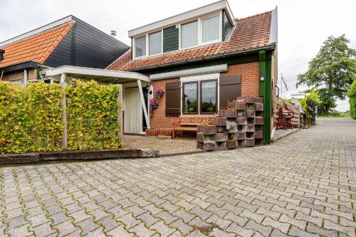 a house with a brick driveway in front of it at Huisje Marie Loosdrecht in Loosdrecht