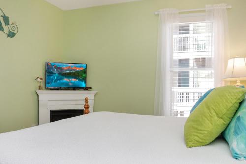 Una televisión o centro de entretenimiento en Sweet Home Apalachee by Pristine Properties Vacation Rentals