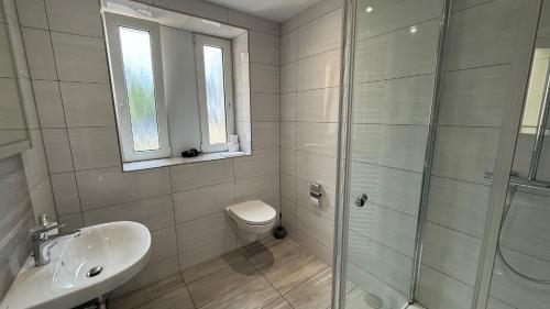a bathroom with a shower and a toilet and a sink at Monteur-Zimmer Winter in Castrop-Rauxel