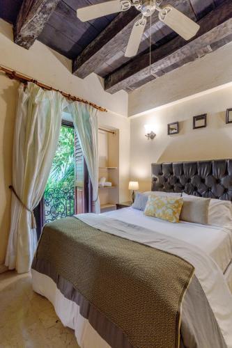 a bedroom with a large bed and a window at Estrella de San Pedro by Zakher in Cartagena de Indias