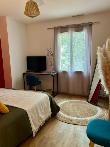 une chambre avec un lit et une fenêtre dans l'établissement Chambre cosy avec petit déjeuner chez Olivier et Manuel à Clavette, proche La Rochelle, à Clavette