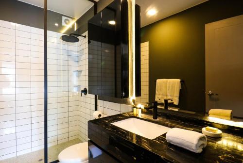 Un baño de Morada by Wynwood House