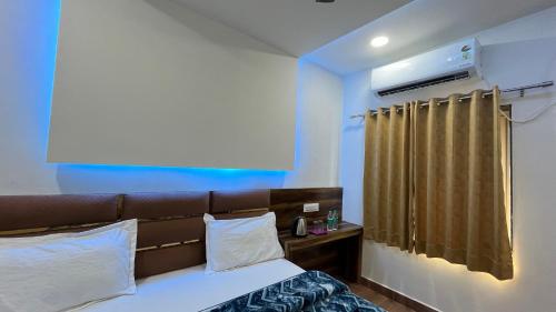 Una cama o camas en una habitación de Manya Palace