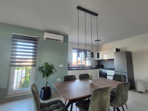 eine Küche und ein Esszimmer mit einem Holztisch und Stühlen in der Unterkunft Adria Vir in Vir