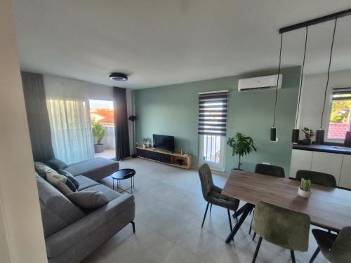 ein Wohnzimmer mit Sofa und Tisch in der Unterkunft Adria Vir in Vir