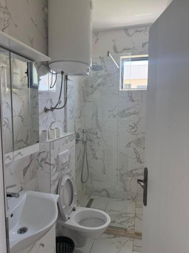 Ένα μπάνιο στο Xhan Apartments