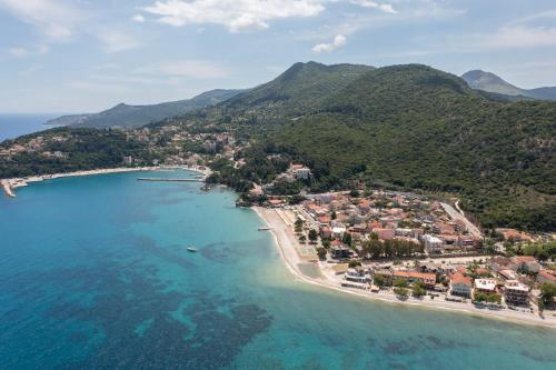 an aerial view of a beach and the ocean at Flat on the sea in Póros Kefalonias