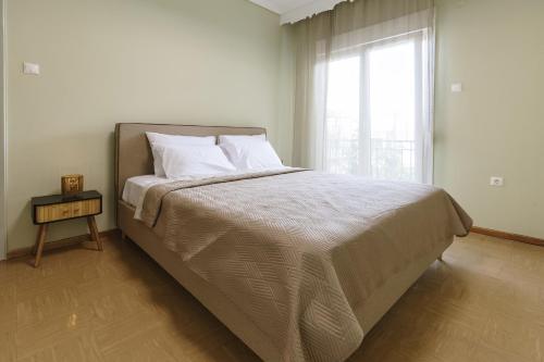 卡瓦拉Bella's Balcony的一间带大床的卧室，带窗户