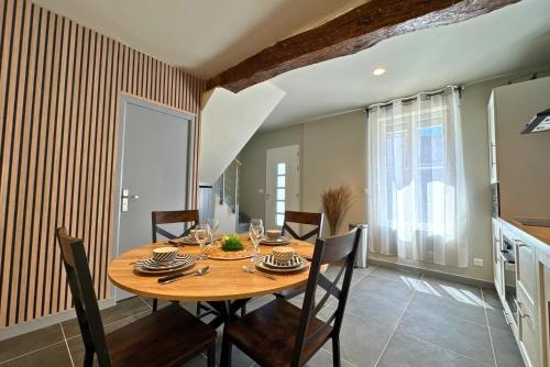 une salle à manger avec une table et des chaises en bois dans l'établissement L'Atelier - By BEST KEYS - Duplex Haut de Gamme - Entièrement Climatisé - Centre-Ville - Netflix & WiFi Fibre - Machine à Café Nespresso - Check-in Autonome - Parking Gratuit à Proximité - Calme & Confort Premium, à Sens