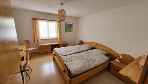 Postel nebo postele na pokoji v ubytování Ferienwohnung Engadin Barbey