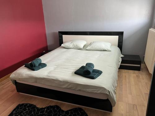 une chambre avec un lit avec deux serviettes dessus dans l'établissement Appartement T3 pour 4 personnes, à Arles