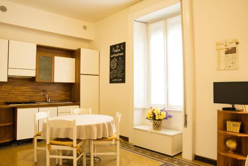 莱科Pizza & Pizzoccheri House的厨房兼餐厅，配有桌椅