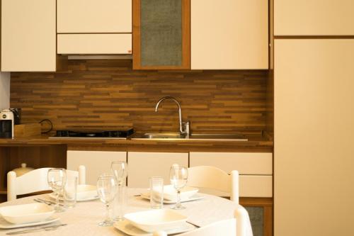 莱科Pizza & Pizzoccheri House的厨房配有带酒杯的桌子