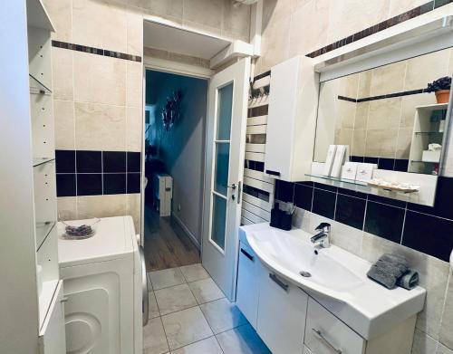 a bathroom with a sink and a mirror at Studio 5 étoiles à deux pas de Monaco ! in Beausoleil