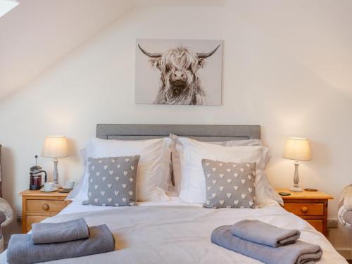 Darleyにある1 Bed in Nidderdale 93258のベッドルーム1室(壁に牛の絵が描かれたベッド1台付)