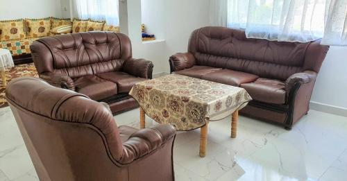タンジェにあるAppartement Tanger 5のリビングルーム(革製家具、テーブル付)