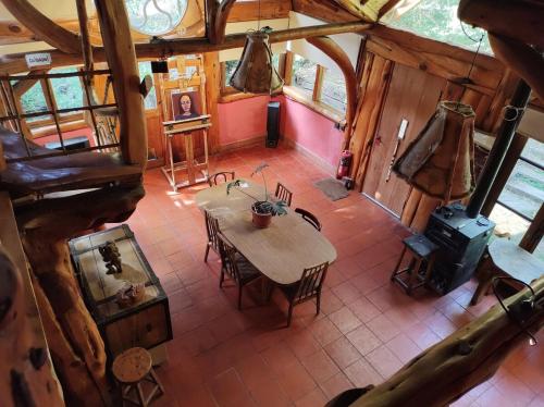 an overhead view of a room with a table and chairs at Cabaña de troncos en el bosque in San Carlos de Bariloche