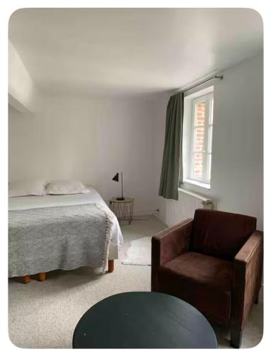 une chambre avec un lit, un canapé et une chaise dans l'établissement Charmante maison de pêcheur Etretat, à Étretat