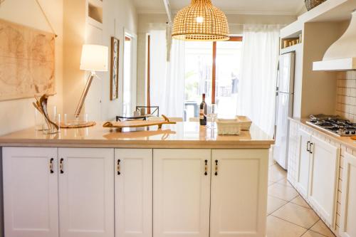 Kuchyň nebo kuchyňský kout v ubytování Villa Erika piscina privata