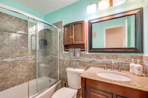 Un baño de 3 Mi to Sawgrass Mills Home with Lanai and Game Area