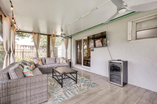 Una cocina o zona de cocina en 3 Mi to Sawgrass Mills Home with Lanai and Game Area