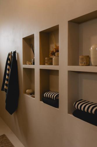 a room with three shelves on the wall at Makihyte dom na wyłączność z panoramą na morze i strefą SPA in Sasino