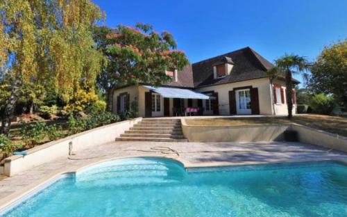 une maison avec une piscine devant une maison dans l'établissement Villa Relax avec Piscine Privée à 90 min de Paris, à Saint-Hilaire-les-Andrésis