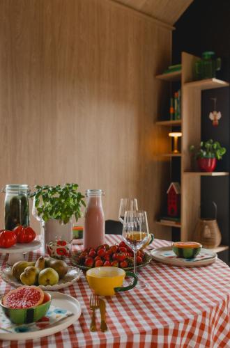 a table with a red and white checkered table cloth at Makihyte dom na wyłączność z panoramą na morze i strefą SPA in Sasino