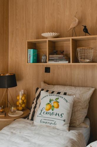 a bedroom with a bed with a pillow with oranges on it at Makihyte dom na wyłączność z panoramą na morze i strefą SPA in Sasino