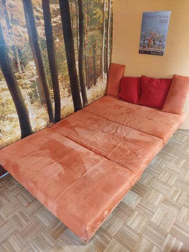 un gran sofá naranja en una habitación con ventanas en Sunshine-Flat Düsseldorf-Ratingen, en Ratingen
