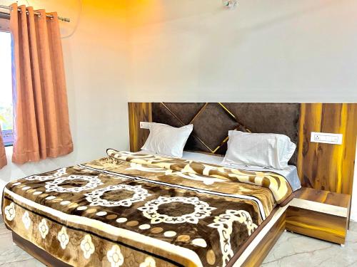 Una cama o camas en una habitación de Manya Palace
