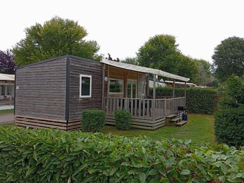 Cette petite cabine dispose d'une terrasse couverte dans la cour. dans l'établissement Mobilhome 6 places, à Houlgate