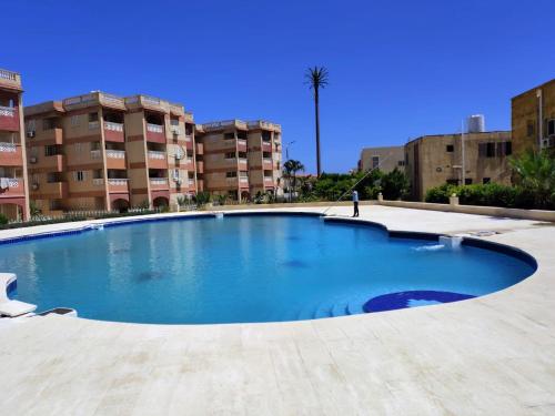 Πισίνα στο ή κοντά στο NEW 4 bedrooms Villa by the beach Kilo 134 فيلا باوركيديا فى الساحل الشمالى