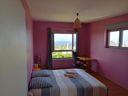 une chambre avec un lit et une fenêtre dans l'établissement Maison vue mer proximité plages, à Plozévet