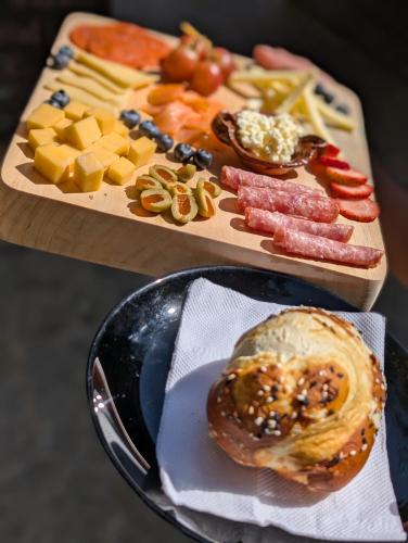 a table with a plate of food on a cutting board at EL PICNIC ATITLÁN in Tzununá