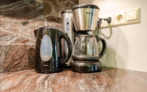 a blender sitting on top of a counter at Huisje Marie Loosdrecht in Loosdrecht