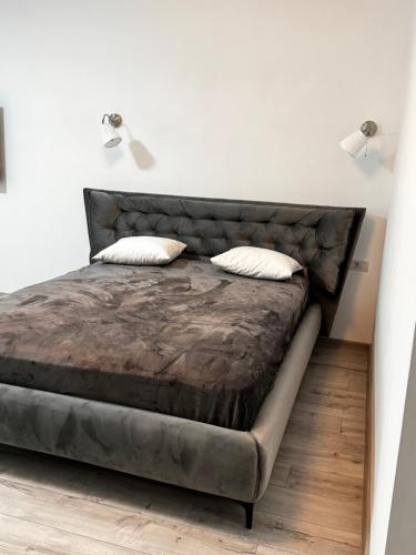 ein Schlafzimmer mit einem großen Bett mit zwei Kissen in der Unterkunft Twin Waves in Costinești