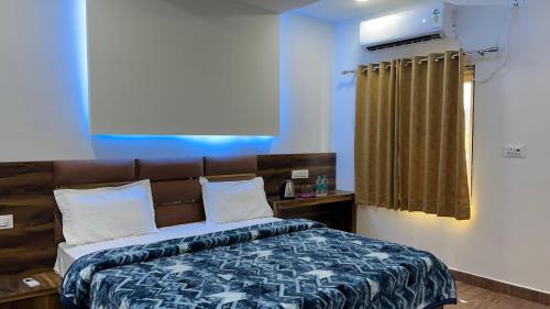 Una cama o camas en una habitación de Manya Palace