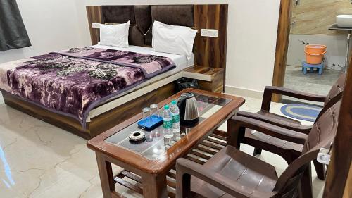 Una cama o camas en una habitación de Manya Palace