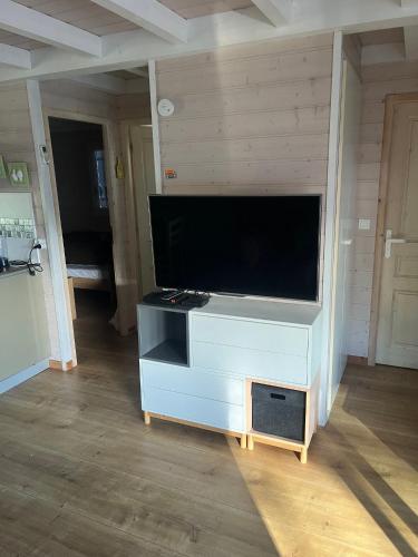 une grande télévision à écran plat dans un salon dans l'établissement Ferienhaus bei Saint Tropez, à Gassin