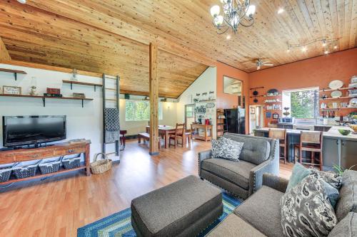 Televisyen dan/atau pusat hiburan di Rustic and Modern Home with Forest Views in Newport!
