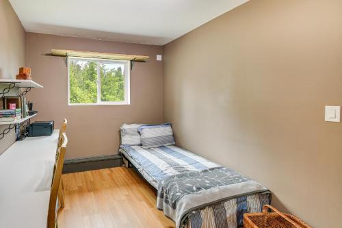 Katil atau katil-katil dalam bilik di Rustic and Modern Home with Forest Views in Newport!