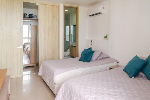 Postel nebo postele na pokoji v ubytování Apartamento Moderno y Lujoso con vista al Mar PISO19 - Cerca a la Ciudad Amurallada