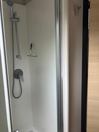 a shower in a bathroom with a shower at Lagon B032 in Camiers