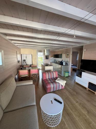 un salon avec un canapé et une table dans l'établissement Ferienhaus bei Saint Tropez, à Gassin