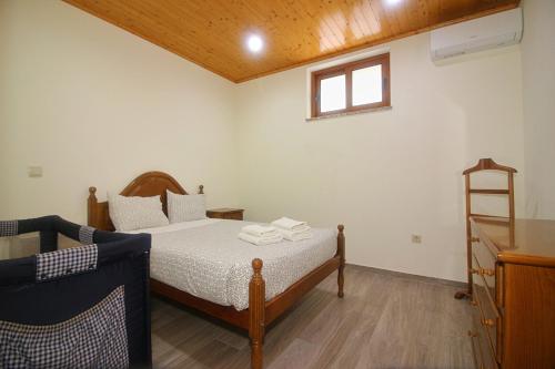 ein Schlafzimmer mit einem Bett und einer Leiter darin in der Unterkunft Casa da Carvalha Mona in Rio Caldo