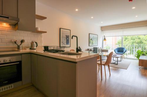 Una cocina o zona de cocina en Morada by Wynwood House