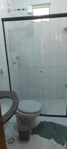 a bathroom with a toilet and a shower at Central parque in Anápolis