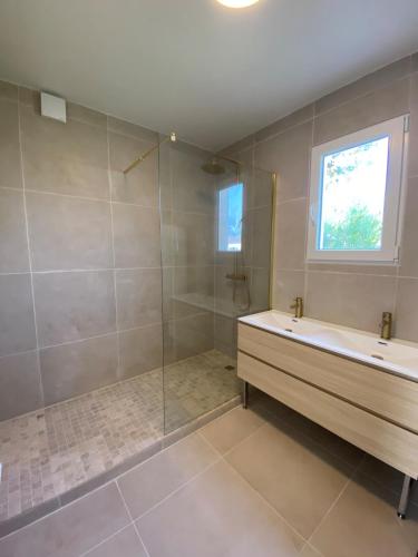 une salle de bain avec une baignoire, un lavabo et une douche dans l'établissement Maison Île d'Oléron - 6 personnes 3 chambres, au Château-dʼOléron