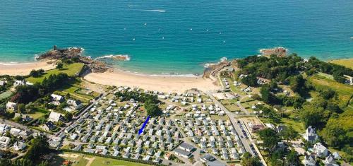 - une vue aérienne sur un parc à côté de l'océan dans l'établissement MOBILHOME 50m plage DINARD, à Dinard